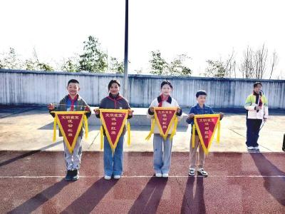 九集镇金钟小学：颁发流动红旗 激励学生成长