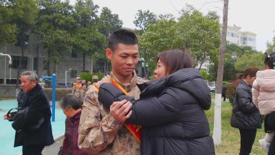 我县2025年春季新兵戎装在身赴征程  