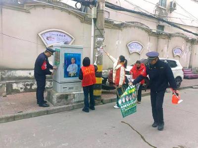 水镜庄社区：清理“小广告” 净化社区环境