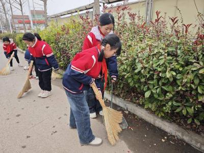 刘集中心小学：学习雷锋好榜样 清洁社区我先行