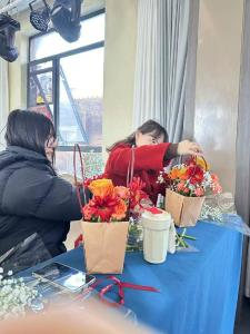 县残联举办“指尖绽花香，巾帼展笑颜”插花活动
