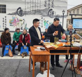 东巩镇：直播搭台　山货“出山”