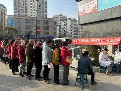 ​城关镇凤凰山社区：义诊进社区 关爱暖民心