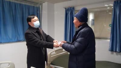 暖心服务进病房　社保补卡“零距离”  