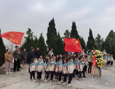 东巩社区：清明祭英烈 传承红色基因