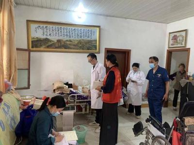 城关镇水镜庄社区：情暖独居老人 免费体检送关怀
