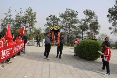 涌泉完全小学开展“清明祭英烈,忠诚铸党魂”主题教育
