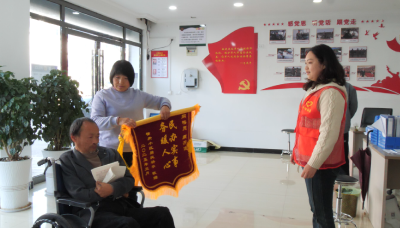 丹阳社区：暖心服务获好评　居民感恩送锦旗  