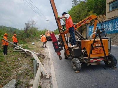 县公路中心及时修复护栏保安全