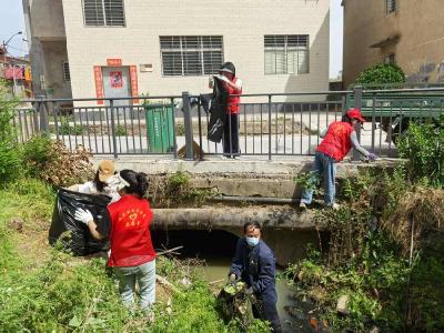城关镇玉印社区：清理臭水沟　解民烦心事