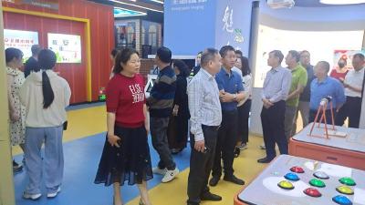 县农技中心组织机关党员参观科技馆