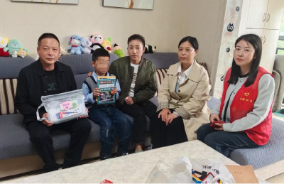 城关镇苗圃社区走访慰问困境儿童