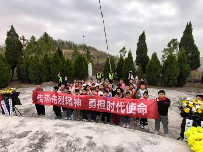 东巩镇组织学校师生开展“清明祭英烈”活动