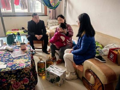 城关镇和平桥社区慰问困境儿童家庭