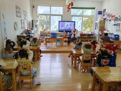 长坪镇中心幼儿园开展防震应急疏散演练