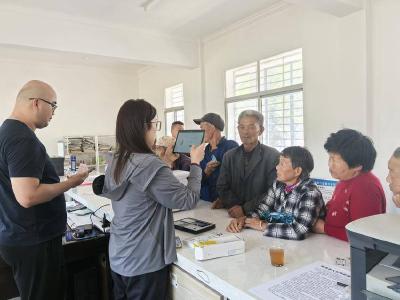 长坪镇：代表助力更换社保卡 零距离服务暖人心