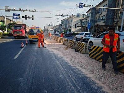 县公路中心及时清理公路上抛洒矿石