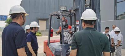 省市场监管局调研我县智慧叉车试点工作