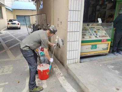 城关镇和平桥社区集中清理整治“牛皮癣”