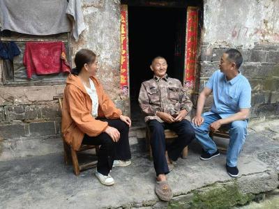 东巩镇人大代表深入一线访民情保民生