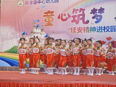 ​县中心幼儿园举办艺术节汇演