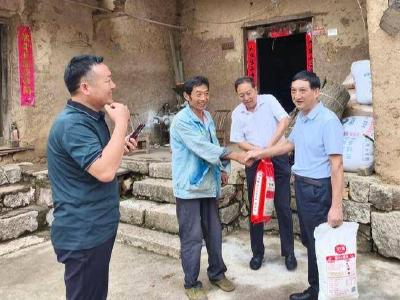 县政协开展庆“七一”慰问老党员活动