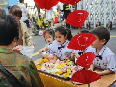县第三幼儿园萌娃义卖捐款暖人心