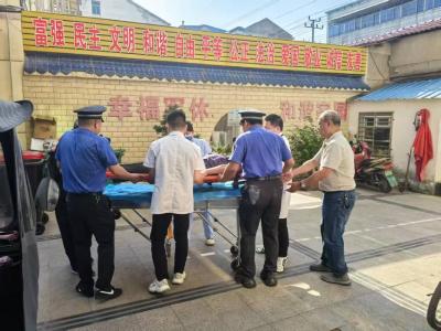 襄阳南漳：楼道里的爱心接力 城管执法队员助老人脱险  