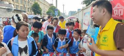 ​城关镇：放学路上“安全课”　禁毒知识护成长