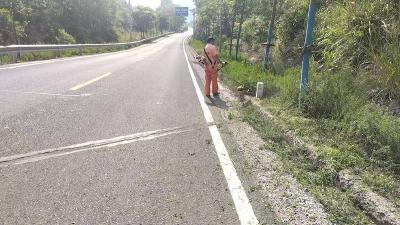 公路养护除草忙　保障道路洁美畅