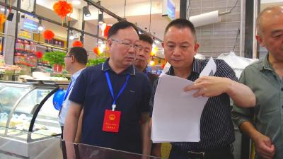 县领导带队督办检查《中华人民共和国食品安全法》和《湖北省食品安全条例》贯彻实施情况  