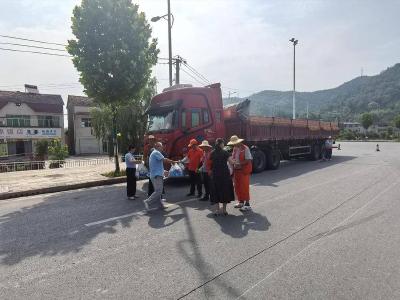 ​县公路中心：酷暑盛夏送清凉　心系一线显真情