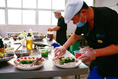 南漳龙蟒磷制品有限责任公司举办厨艺技能比武大赛