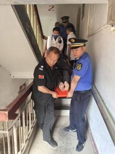 楼道里的爱心接力 城管执法队员助老人脱险  