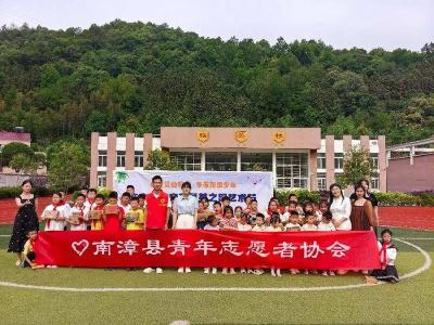 我县多方联合开展关爱留守儿童公益行动