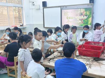 ​县中心幼儿园：情暖童心　爱伴成长