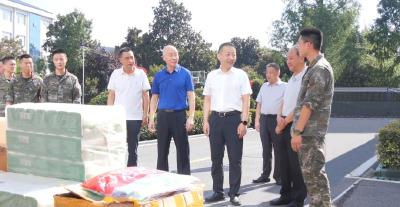 陈栋走访慰问驻漳部队官兵