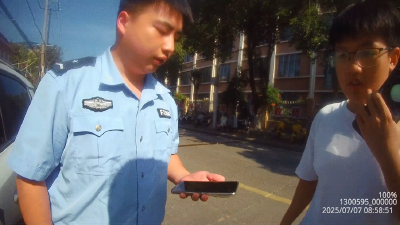 少年拾金不昧 民警颁发奖励单  