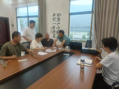 肖堰镇曲阳坪村：干部率先垂范 勇当高速征迁 “排头兵”