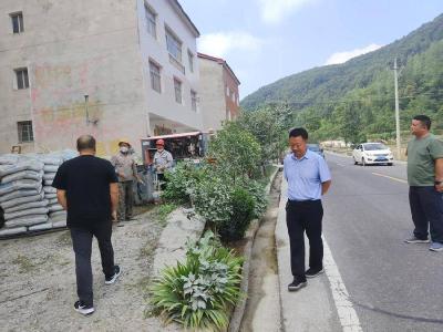 薛坪镇人大代表督查地质灾害治理点施工安全