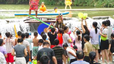 我县各景区多措并举“点燃”夏日旅游  