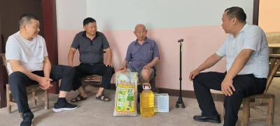 ​东巩镇开展“崇光蔚然映军心”走访慰问活动