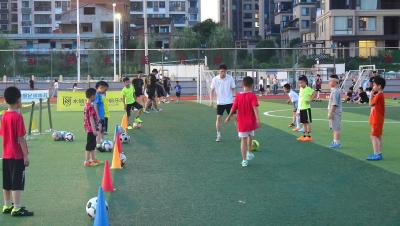 暑期青少年公益足球集训夏令营开班  