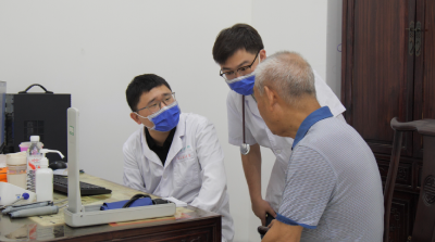 武汉同济医院心内科专家团队到我县开展义诊活动  