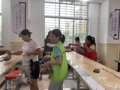 市草草义工协会为“三新”领域妇女送清凉