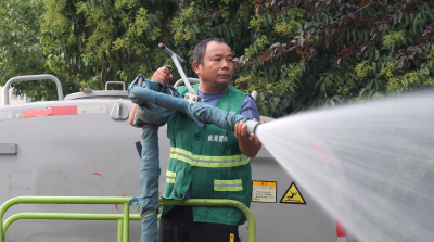 高温下的坚守：洒水浇灌战高温 为城市绿地解渴  