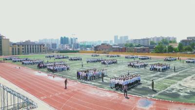 热血军训扬斗志 飒爽英姿致青春  