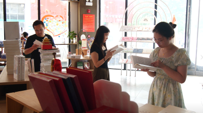 县新华书店上架《习近平谈治国理政》第五卷  