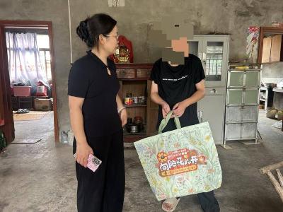 ​榆树岭村开展关爱走访活动