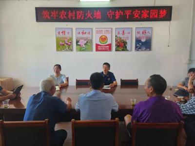县消防救援大队为大山村送“安全大礼包”